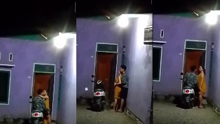 Bokep SMP Bocil ngintip tetanga mesum lagi cipokan di depan rumah