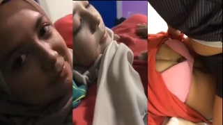 Bokep SMP Bocil mesum kontol di jepit ke susu sampe crot