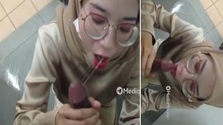 Bokep INDO jilbab guru cantik nekat mesum sepong kontol murid viral
